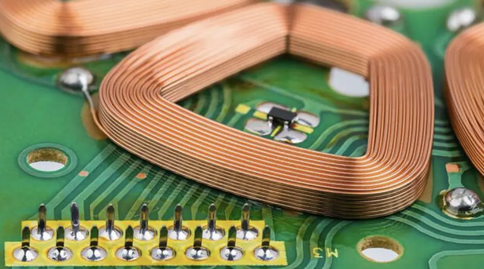 Waa maxay sababta sicirka elektaroonigga ah ee loo yaqaan 'eleretromagnetic'